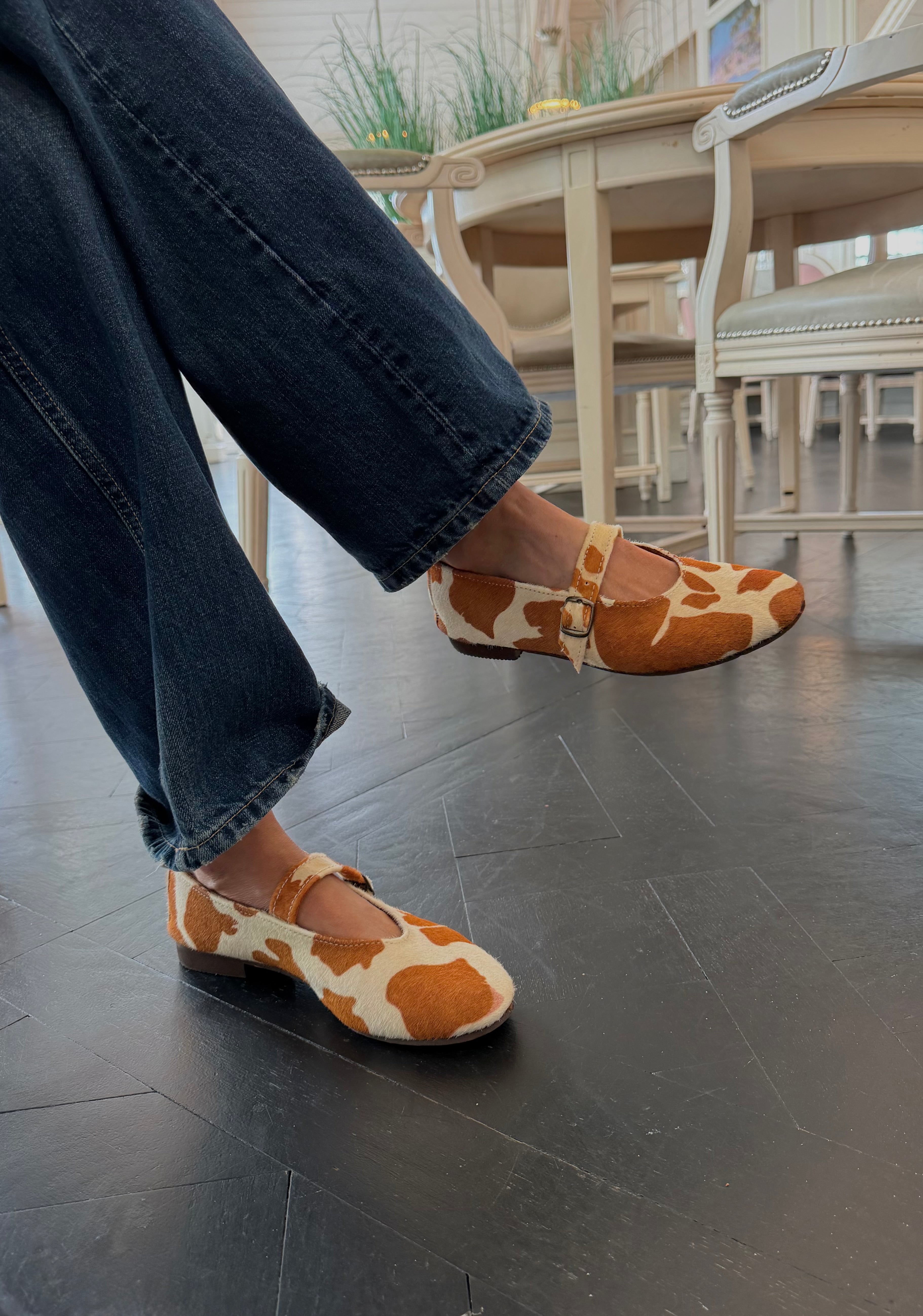 Ballerines Artisanales Cuir Motif Vaches – Crème & Camel