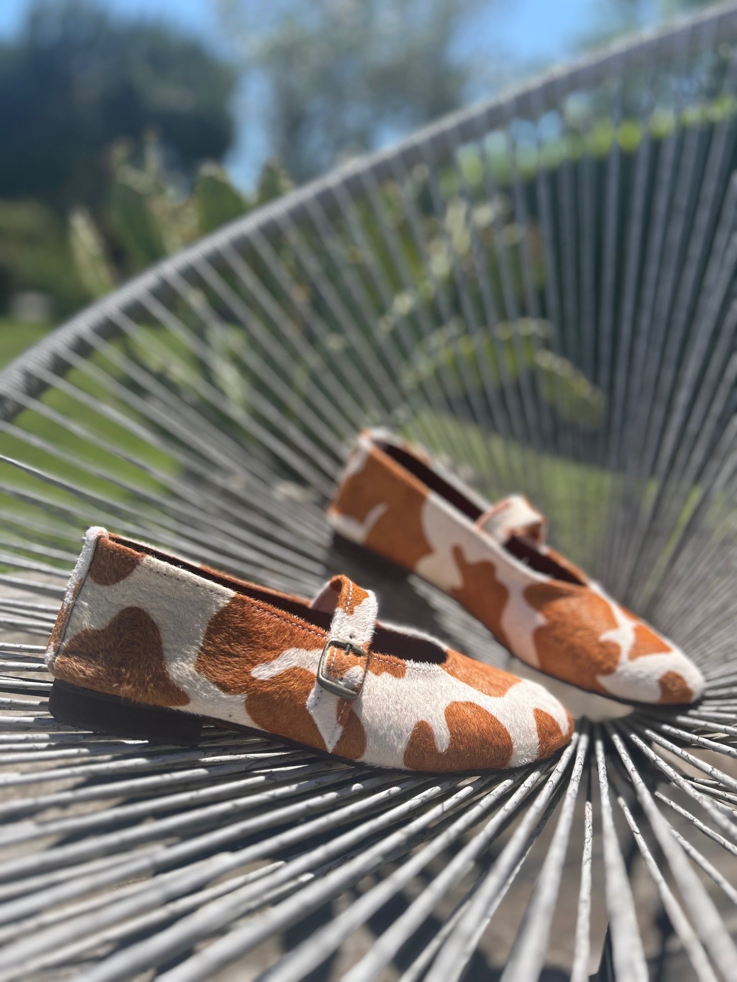 Ballerines Artisanales Cuir Motif Vaches – Crème & Camel